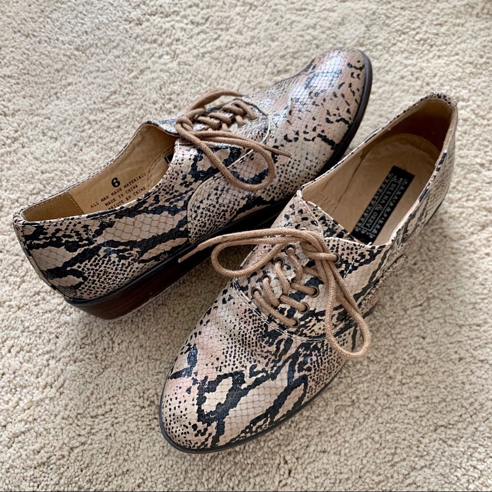 Snake print oxford shoes. Size 6. Never worn